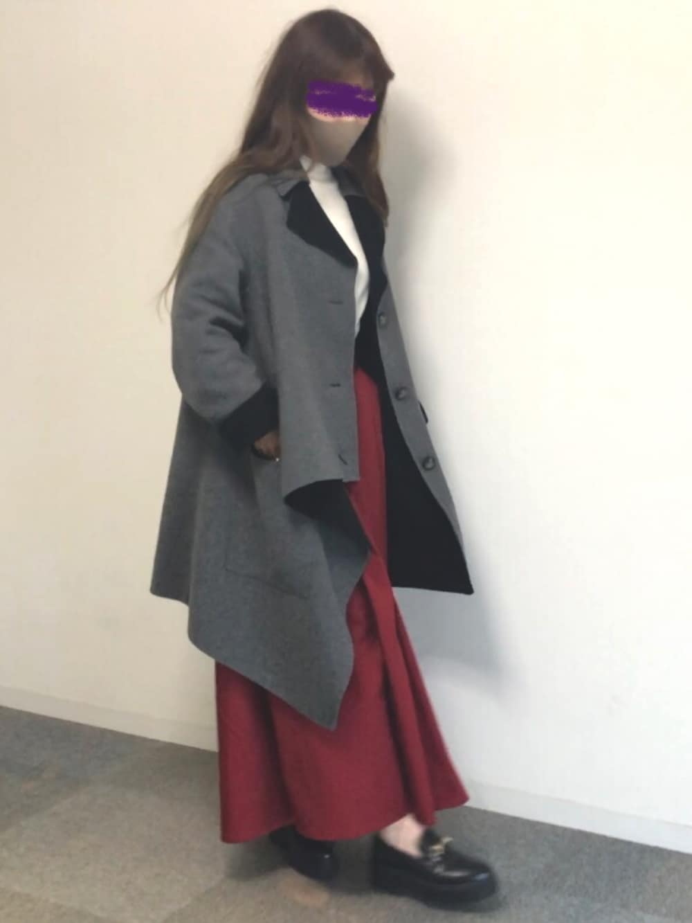 グレー系のダウンジャケット/コート、レッド系のスカート、ブラック系のローファーを着用したレディースの秋コーディネートの2枚目の写真