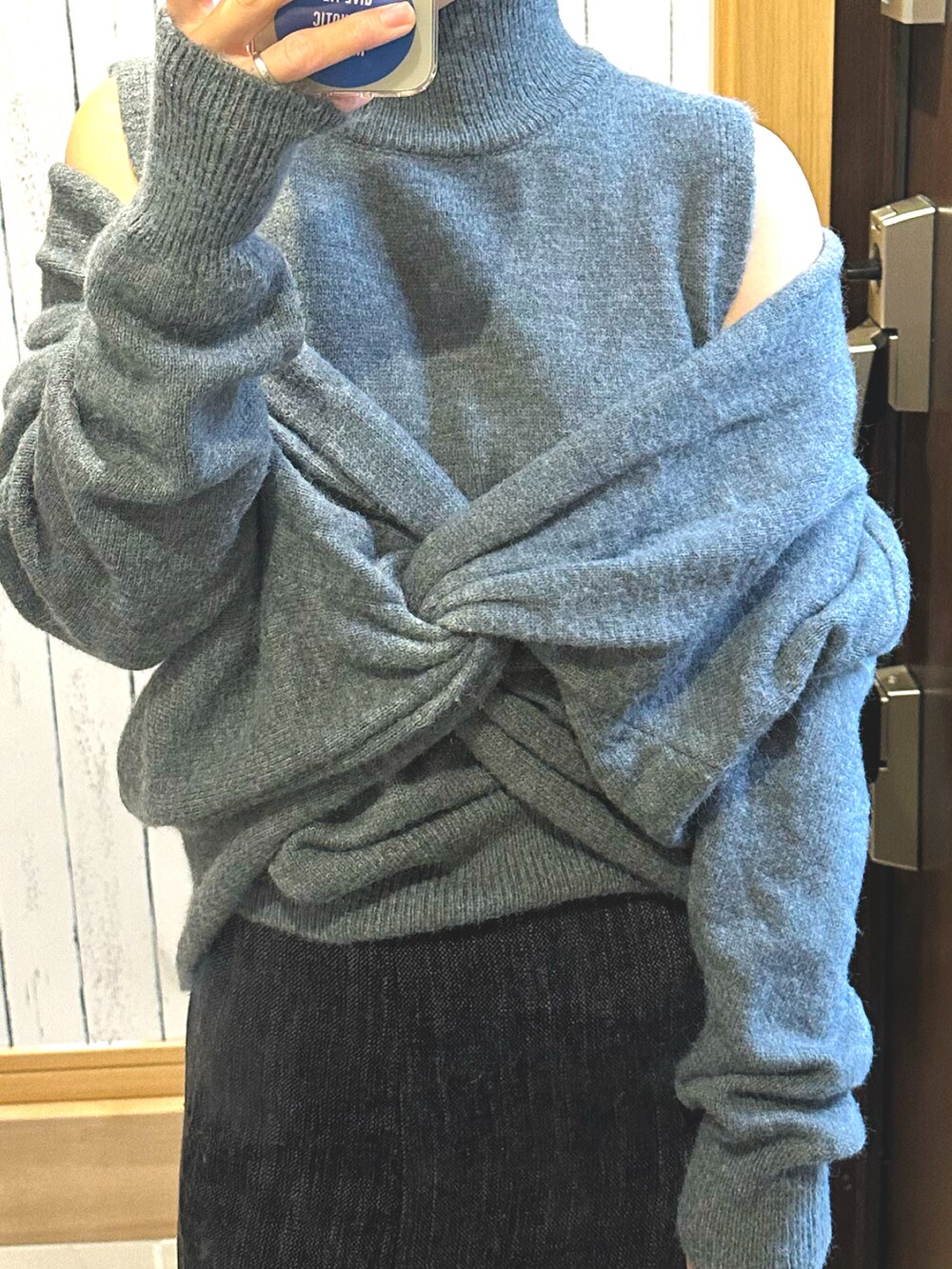 グレー系のニット/セーター、ブラック系のスカート、ブラック系のローファーを着用したレディースの秋コーディネートの3枚目の写真