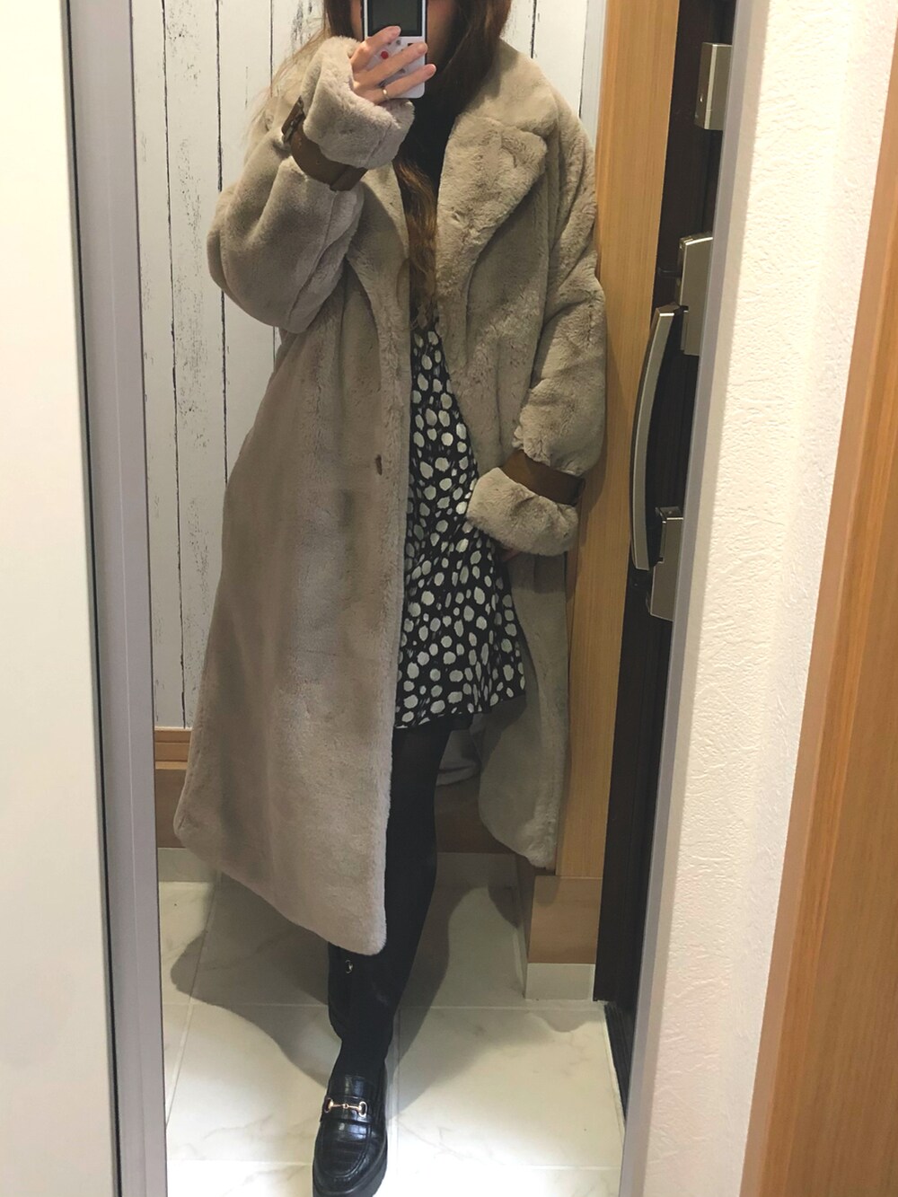 ブラック系のワンピース、ブラック系のニット/セーター、グレー系のその他アウターを着用したレディースの冬コーディネートの3枚目の写真