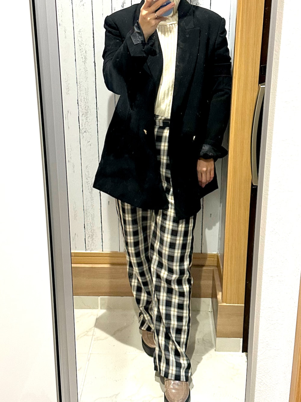 「辛口スタイリング、ロックコーデ、ジャケット、チェック、チェックパンツ、白セーター、ハイネックニット、セーター、ローファー、カッコイイ女子、ママコーデ、アラフォー、低身長」｜「Bifrostのリブ ハイネックニット（ニット/セーター、ホワイト系）」を使った、♡indigolovE♡さん（レディース・152cm）の秋コーディネートの2枚目の写真
