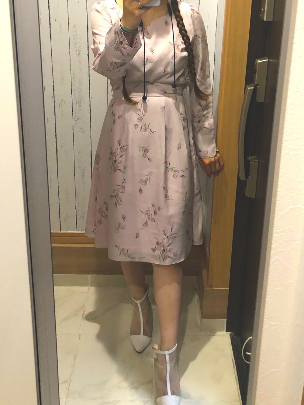 ピンク系のワンピース、ホワイト系のサンダルを着用したレディースの夏コーディネートの2枚目の写真