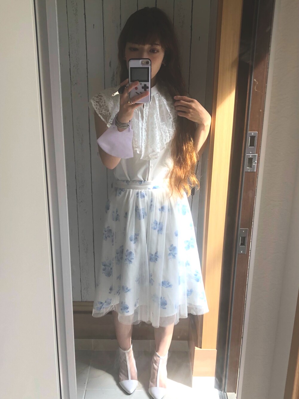 ホワイト系のサンダル、ホワイト系のスカート、ホワイト系のシャツ/ブラウスを着用したレディースの夏コーディネートの2枚目の写真