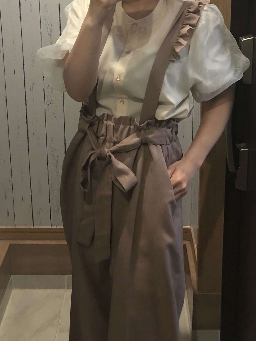 「大人コーデ、サロペット、古着、ブラウス、ローファー、フリル、シースルー、パフスリーブ、高見え、淡色コーデ」｜「古着400円のアイテム（サロペット/オーバーオール、ベージュ系）」を使った、♡indigolovE♡さん（レディース・152cm）の春コーディネートの3枚目の写真