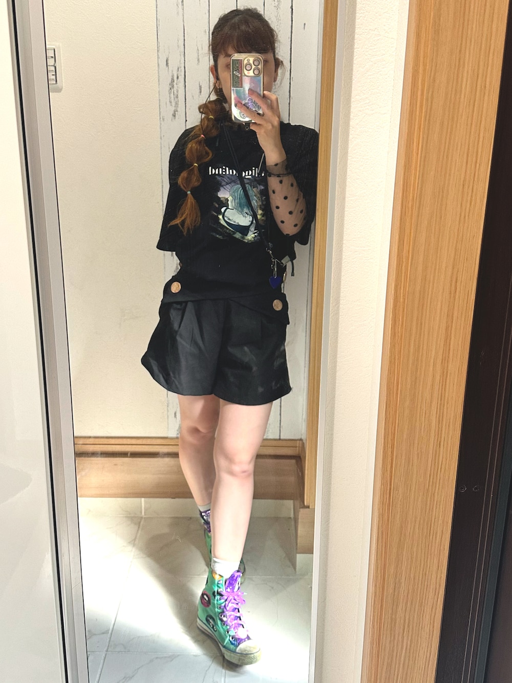 ブラック系のパンツ、ブラック系のTシャツ/カットソー、ブラック系のTシャツ/カットソーを着用したレディースの夏コーディネートの2枚目の写真