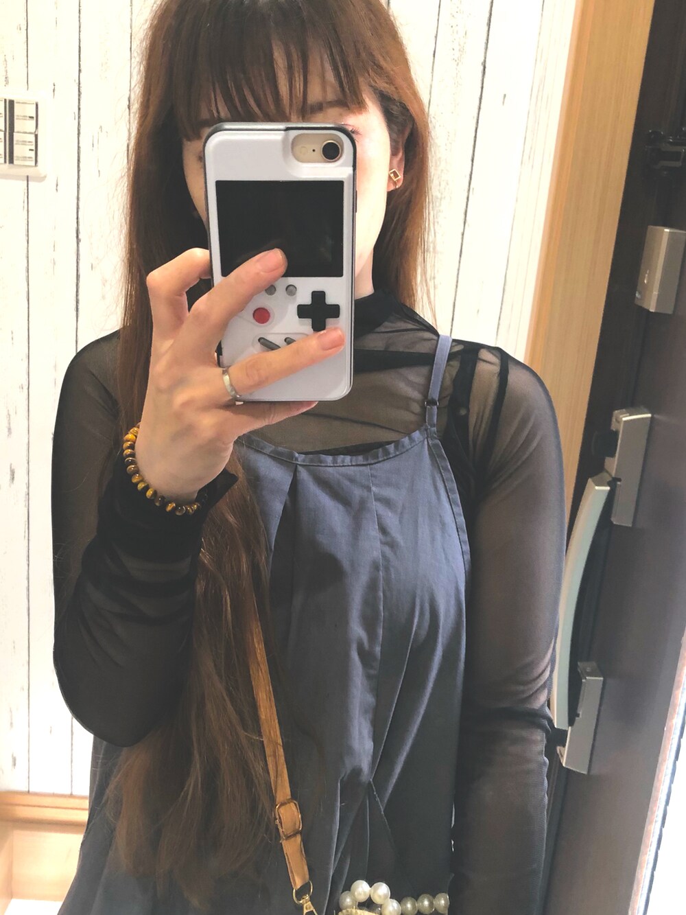 ブラック系のTシャツ/カットソー、その他のハンドバッグ、グレー系のワンピースを着用したレディースの春コーディネートの3枚目の写真