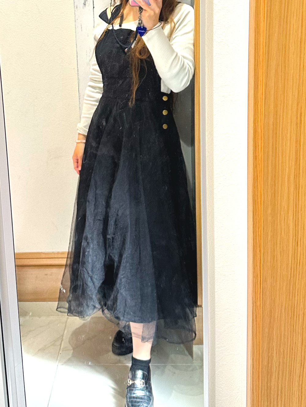 「白黒、オーバーオール、ワンピース、黒デニム、白トップス、アシンメトリー、キャップ、スポーツミックス、春夏コーデ、低身長コーデ、大人ガーリー、ママコーデ、アラフォー、30代コーデ、30代ファッション」｜「La-gemmeのチュールドッキングデニムジャンパースカート（サロペット/オーバーオール、ブラック系）」を使った、♡indigolovE♡さん（レディース・152cm）の春コーディネートの2枚目の写真