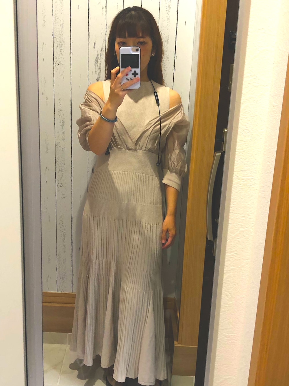 ホワイト系のワンピース、ブラック系の帽子を着用したレディースの秋コーディネートの4枚目の写真