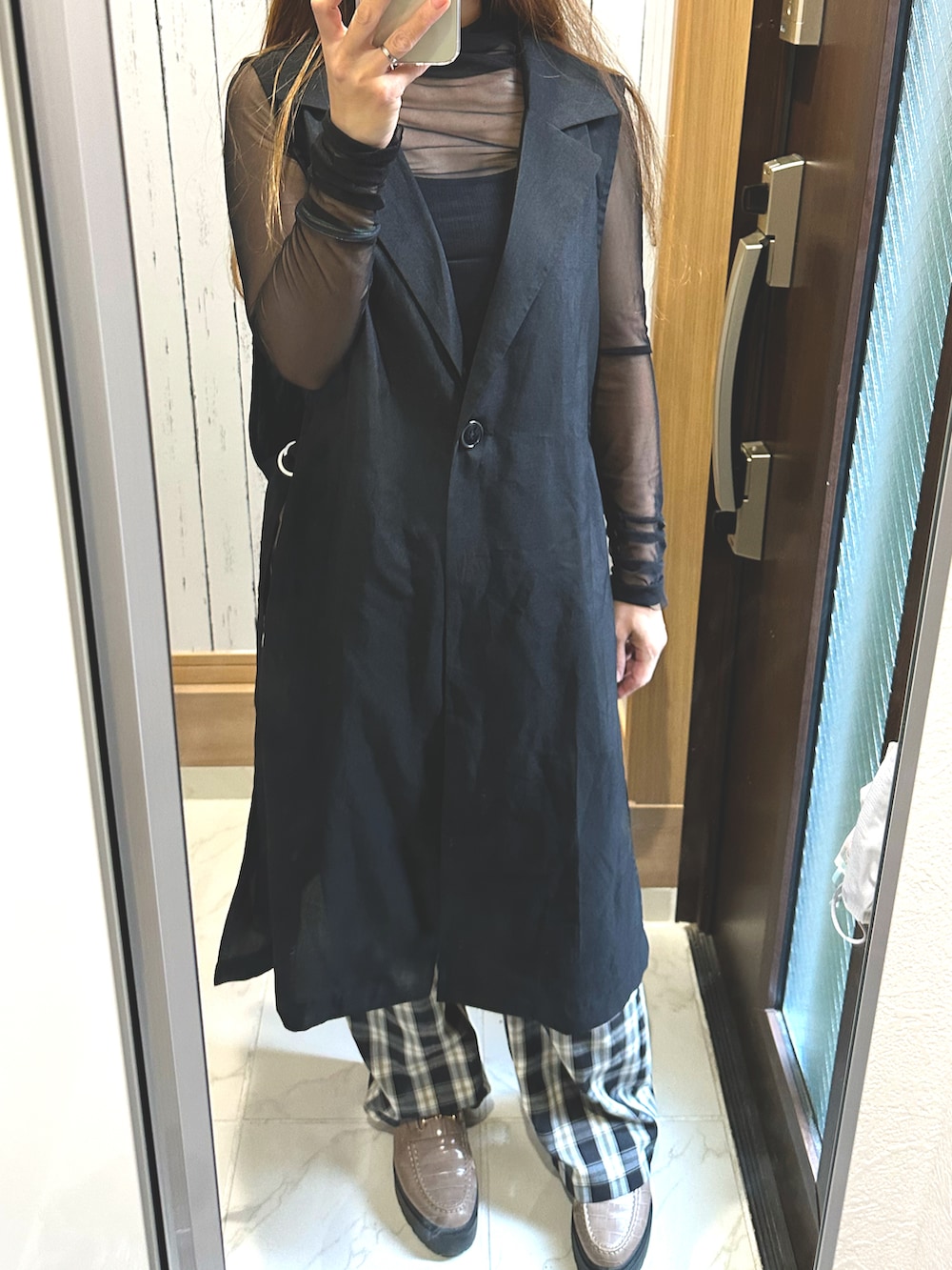 ブラック系のベスト、ブラック系のTシャツ/カットソー、その他のスラックスを着用したレディースの秋コーディネートの2枚目の写真