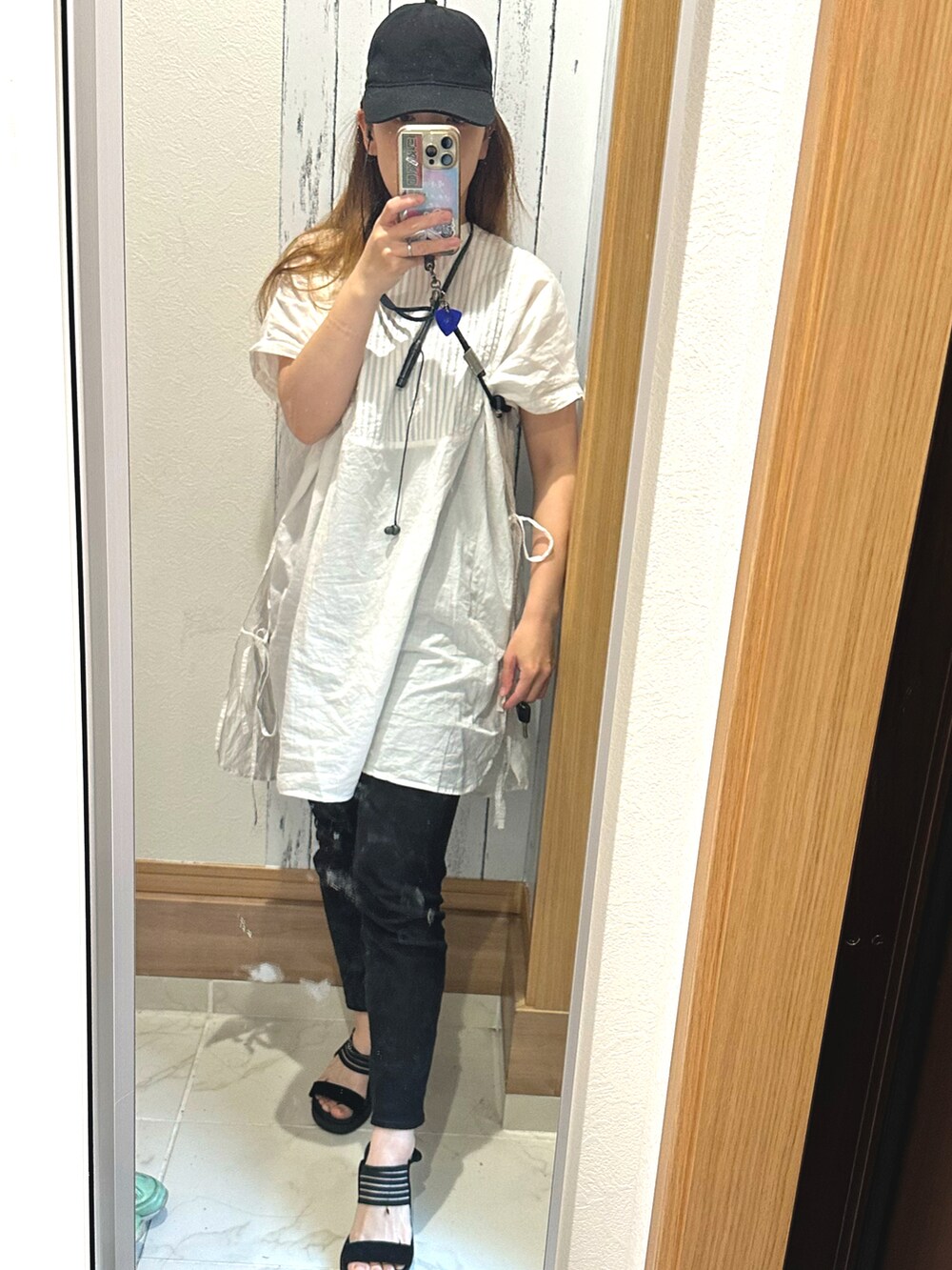 ホワイト系のシャツ/ブラウス、ブラック系のレギンス/スパッツ、ブラック系のキャップを着用したレディースの夏コーディネートの2枚目の写真