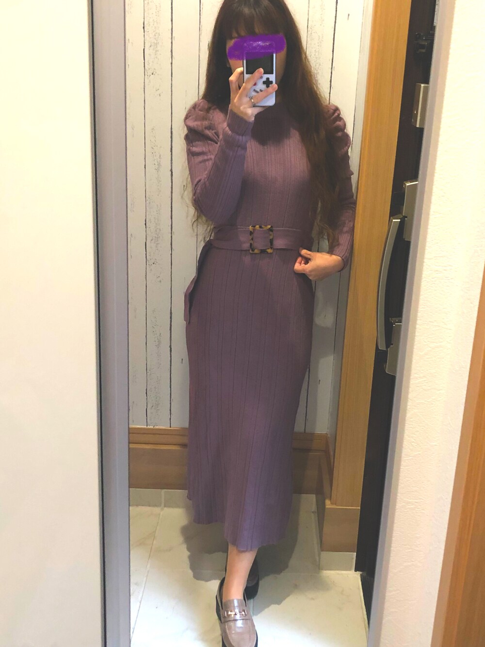 パープル系のワンピース、グレー系のローファーを着用したレディースの春コーディネートの2枚目の写真