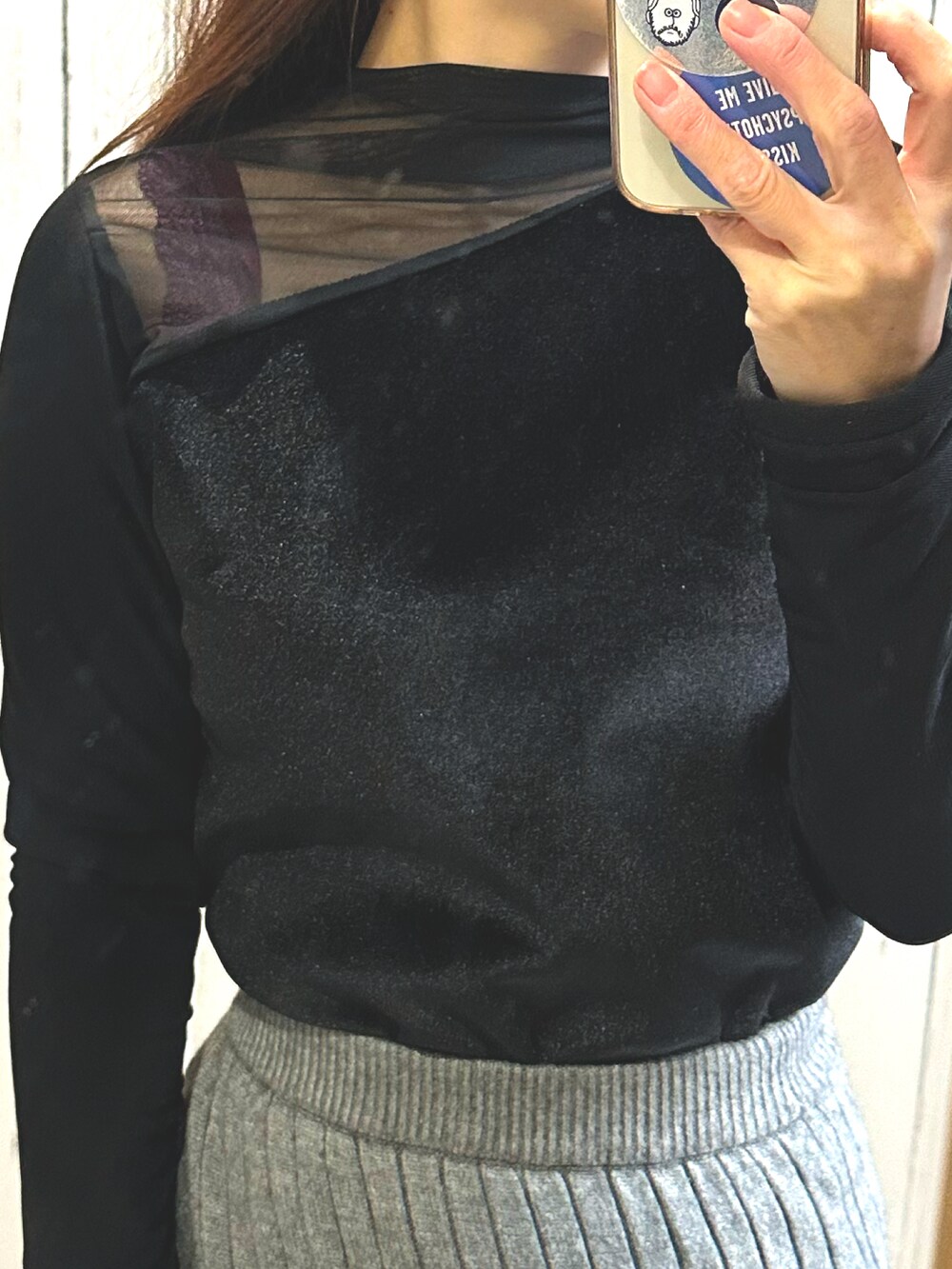 ブラック系のジャケット/アウター、グレー系のスカート、ブラック系のトップスを着用したレディースの冬コーディネートの2枚目の写真