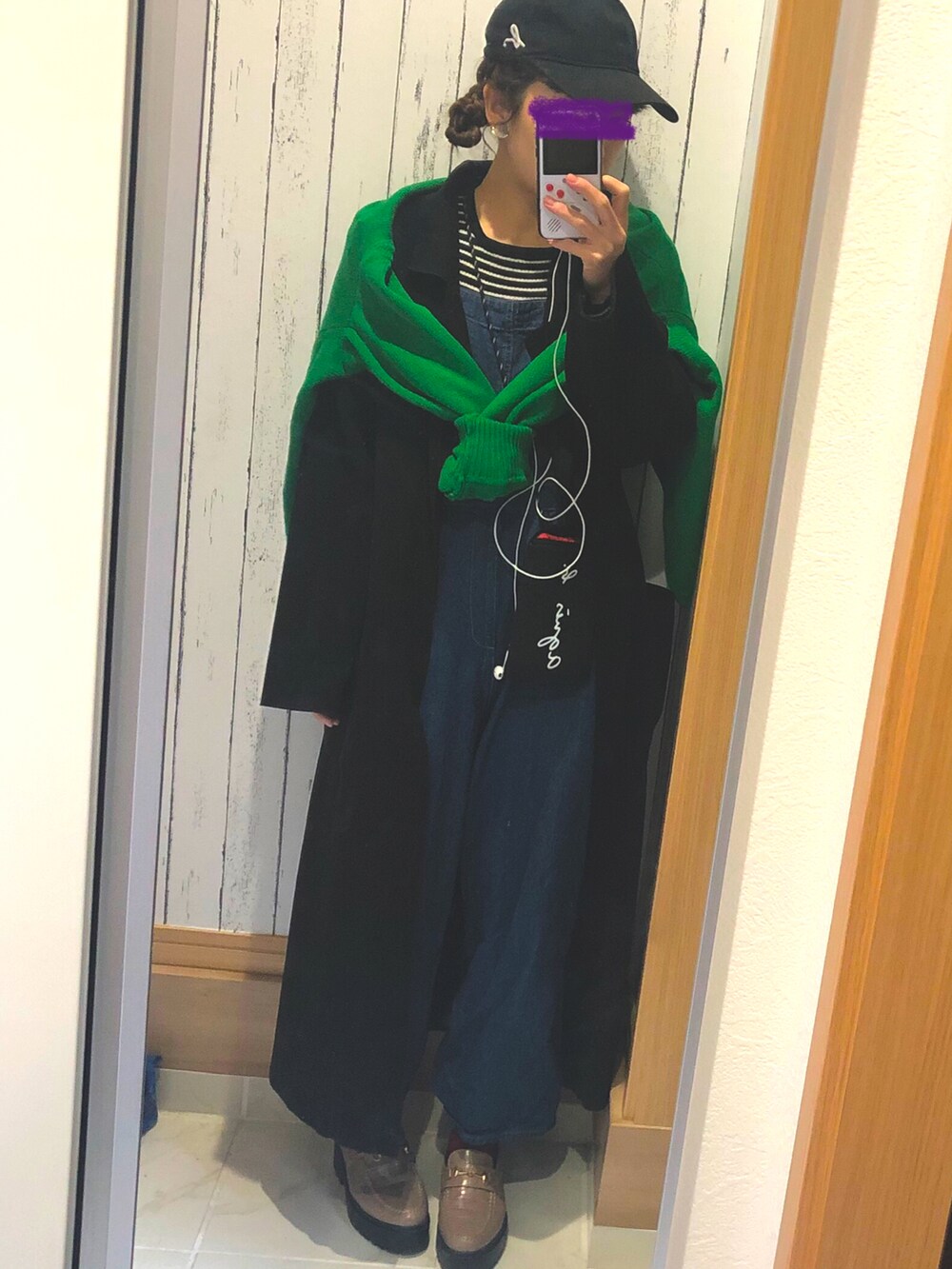 「グリーン、ロングアウター、サロペット、アニエスベー、キャップ、肩掛けカーデ、黒x緑、ローファー、赤が差し色、低身長、カジュアル、春コーデ、パンツスタイル、肩掛け」｜「Shoes in Closetの厚底 ビットモチーフ 超軽量 ローファー《約4.5cmソール》1999（ローファー、グレー系）」を使った、♡indigolovE♡さん（レディース・152cm）の春コーディネートの2枚目の写真
