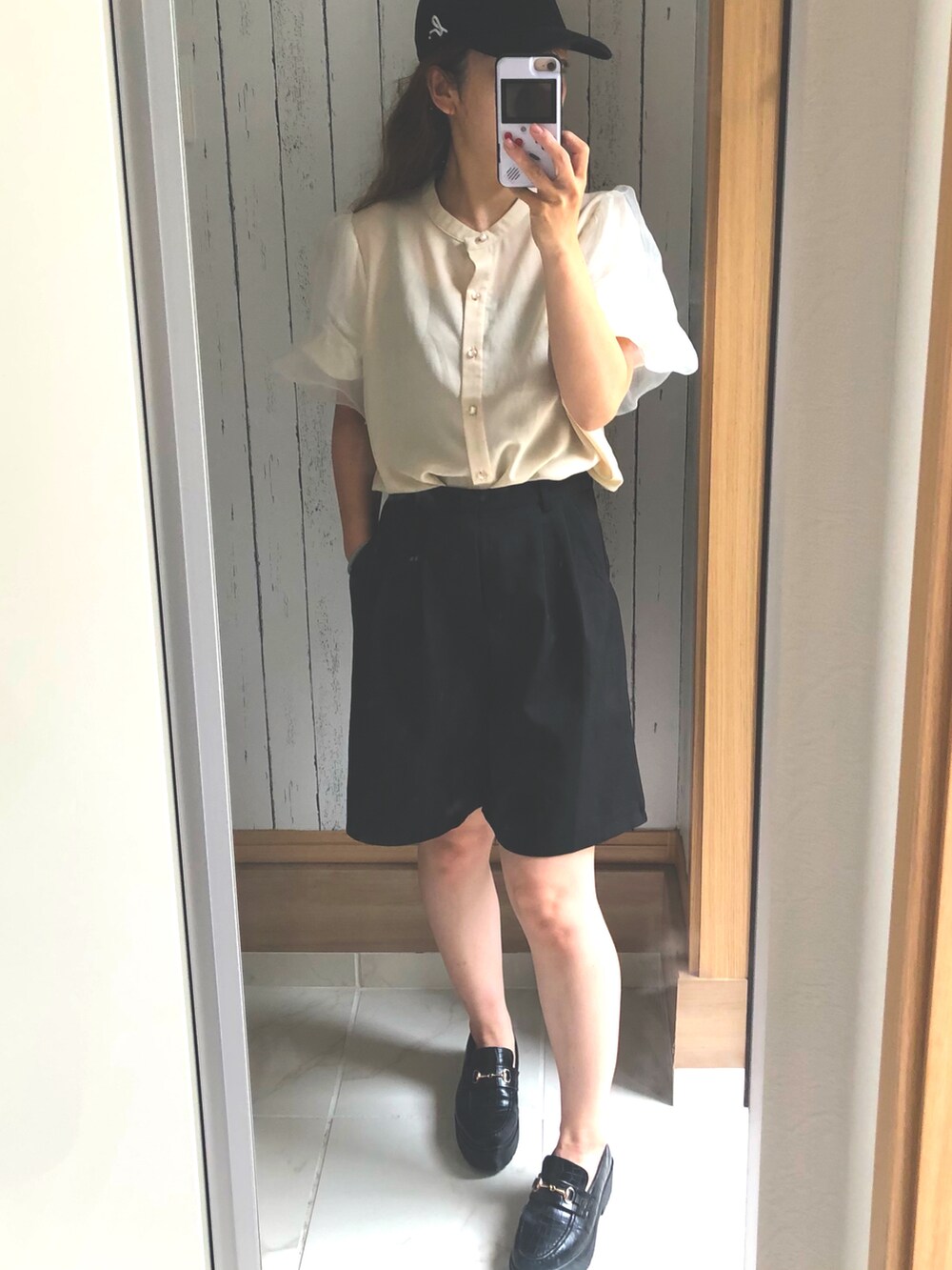 ベージュ系のシャツ/ブラウス、ブラック系のその他パンツ、ブラック系のローファーを着用したレディースの夏コーディネートの3枚目の写真