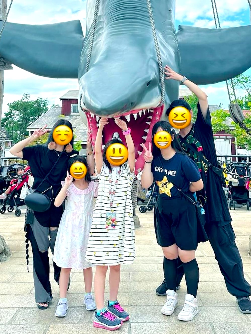 ブラック系のTシャツ/カットソー、ブラック系のパンツ、ブラック系のサンダルを着用したレディースの秋コーディネートの3枚目の写真