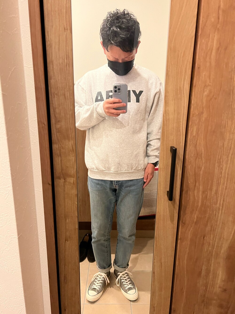 「今日のコーデ、休日コーデ、春アウター、スニーカーコーデ、グリーン、WAIPER、ミリタリー、ステンカラーコート、スウェット、デニム、ロールアップ、CT70s、ミニバッグ、ポーター、BLUE BLUE」｜「MILITARYの実物 新品 デッドストック フランス軍 オフィサー ステンカラーコート（ステンカラーコート、グリーン系）」を使った、D@icekさん（メンズ・173cm）の春コーディネートの2枚目の写真