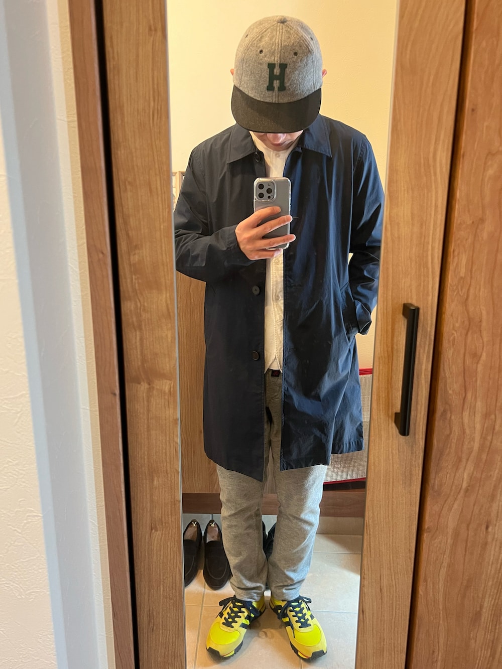 「今日のコーデ、休日コーデ、春コーデ、スニーカーコーデ、春、シャツスタイル、お洒落さんとつながりたい、H.R.REMAKE、キャップ、ダウンベスト、ステンカラーコート、白シャツ、バンドカラーシャツ、adidas originals、Marathon 86 Spezial」｜「DANTONの【DANTON/ダントン】インナーダウンベスト (JD-8753)（ダウンベスト、ブルー系）」を使った、D@icekさん（メンズ・173cm）の春コーディネートの2枚目の写真