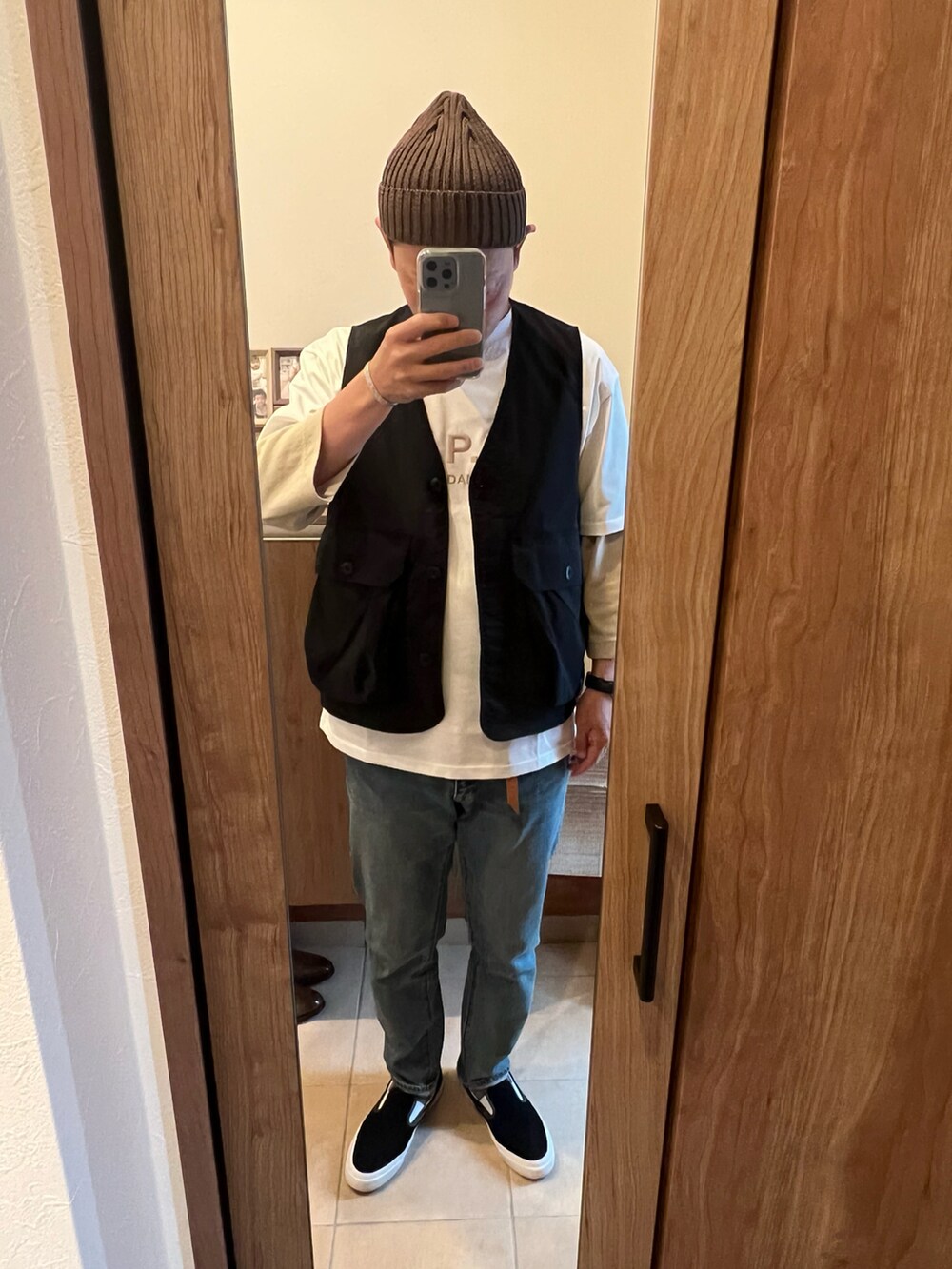 「レイヤードスタイル、春コーデ、カジュアル、ベージュ、ニット帽、ベスト、Tシャツ、A.P.C.、BEAMS LIGHTS、デニム、converse、コンバース、cons、スリッポン、お洒落さんとつながりたい」｜「ZOZOのスリムテーパードデニムパンツ［MEN］（デニムパンツ、ブルー系）」を使った、D@icekさん（メンズ・173cm）の春コーディネートの2枚目の写真