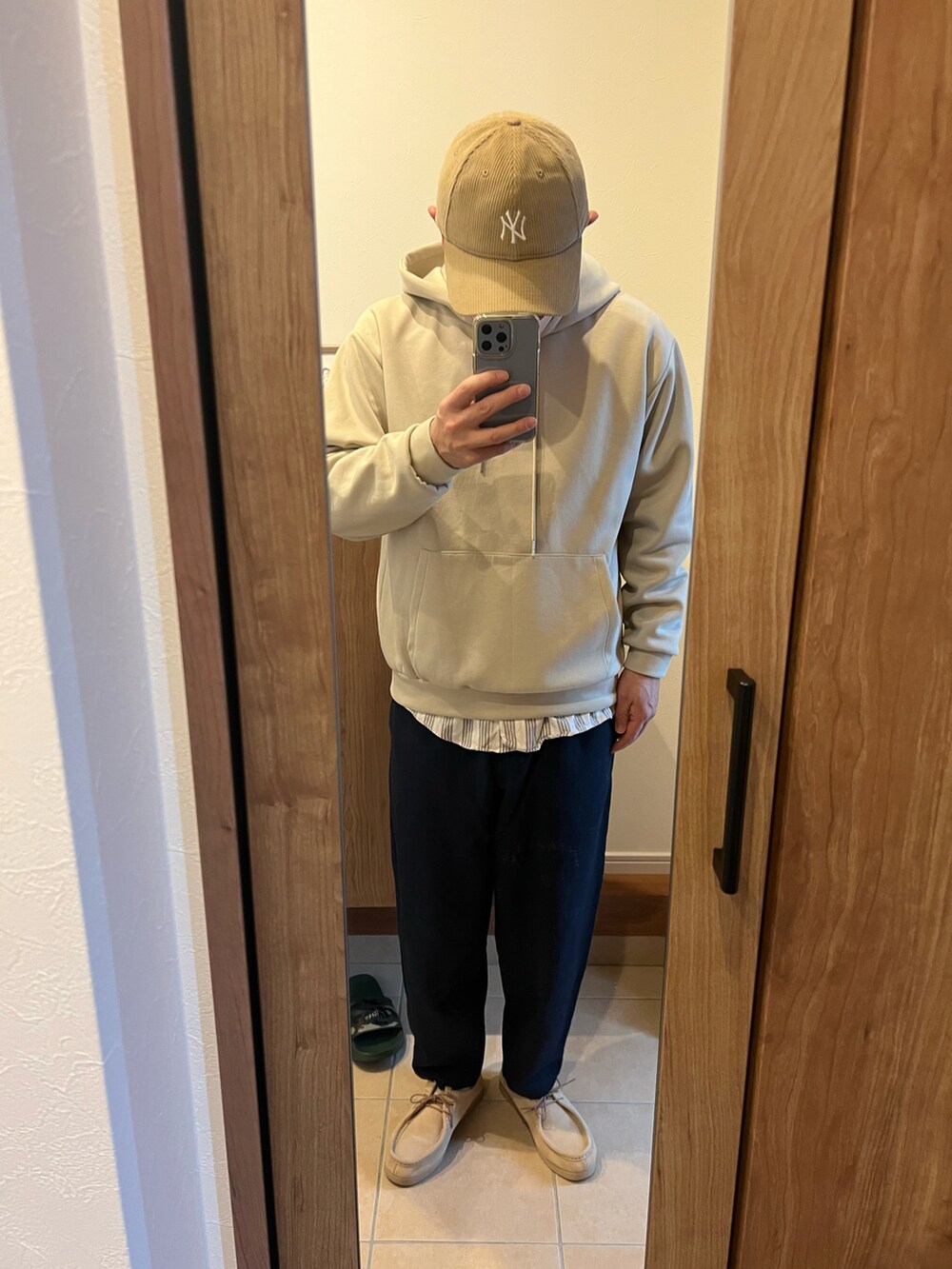 「今日のコーデ、ootd、ミリタリー、ブラウンコーデ、レイヤードスタイル、コーデュロイ、シンプル、Made in USA、おしゃれさんと繋がりたい、キャップ、ダウンジャケット、キルティング、パーカー、シャツスタイル、モカシン」｜「ALBEROLAのALBEROLA × B:MING by BEAMS / 別注 スウェードモカシン シューズ（モカシン/デッキシューズ、ベージュ系）」を使った、D@icekさん（メンズ・173cm）の冬コーディネートの2枚目の写真