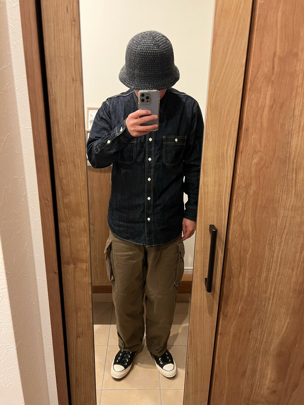 ブルー系のシャツ/ブラウス、ブラック系のダウンベスト、ブラック系のベルトを着用したメンズの冬コーディネートの2枚目の写真