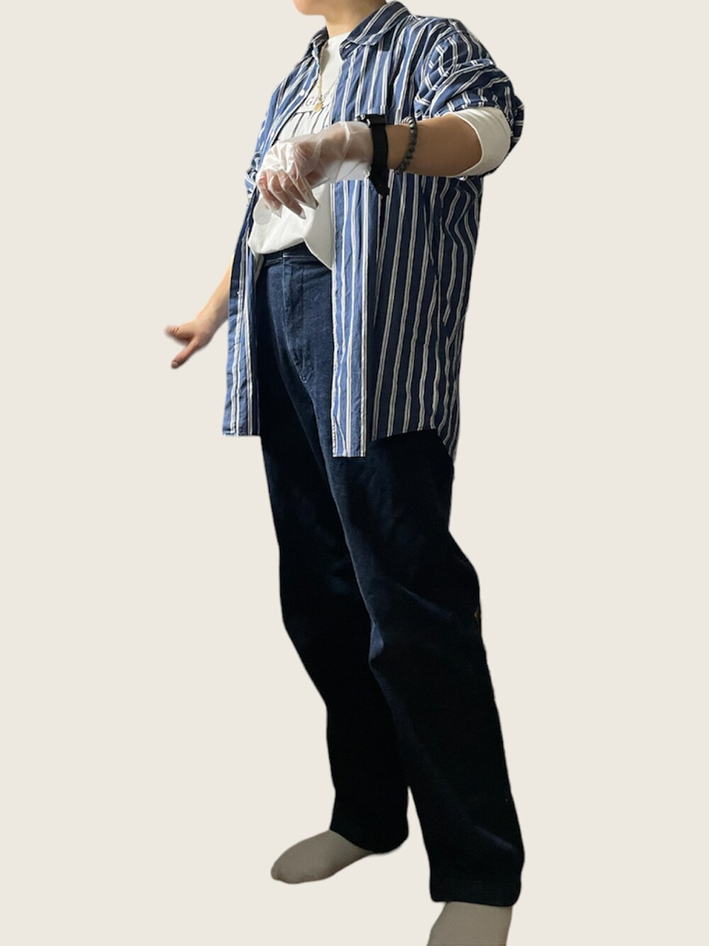 「UNIQLOのアイテム（シャツ/ブラウス、ブルー系）」を使った、Tomomi  Kannoさん（レディース・161cm）の冬コーディネートの2枚目の写真