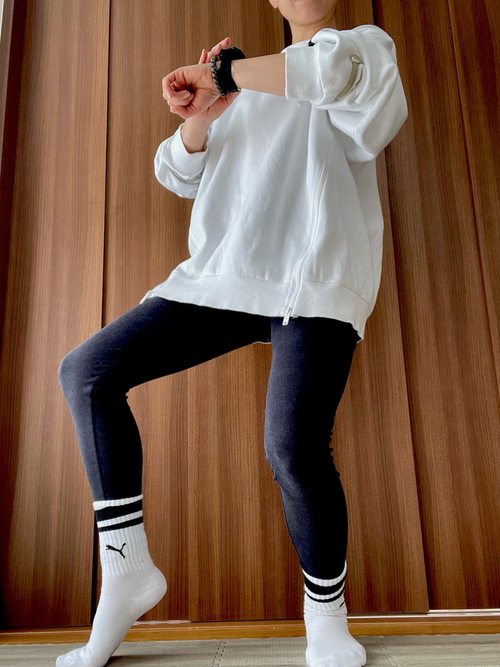 「UNIQLOのアイテム（その他パンツ、ブラック系）」を使った、Tomomi  Kannoさん（レディース・161cm）の冬コーディネートの2枚目の写真