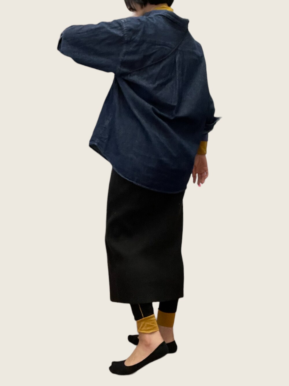 「毎日ママ」｜「GUのアイテム（シャツ/ブラウス、ブルー系）」を使った、Tomomi  Kannoさん（レディース・161cm）の冬コーディネートの3枚目の写真