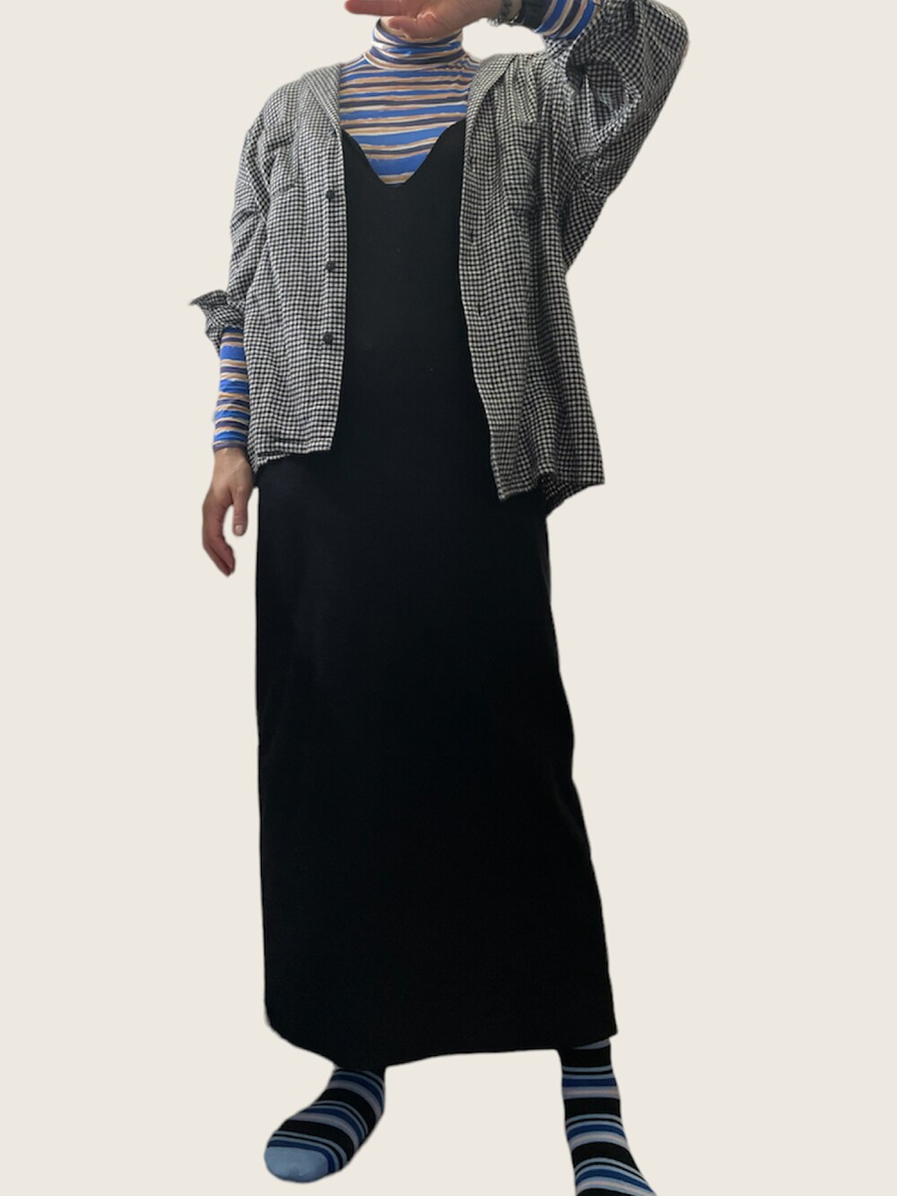 「ままコーデ」｜「UNIQLOのオーバーサイズフランネルオープンカラーシャツ（長袖）（シャツ/ブラウス、ホワイト系）」を使った、Tomomi  Kannoさん（レディース・161cm）の冬コーディネートの2枚目の写真