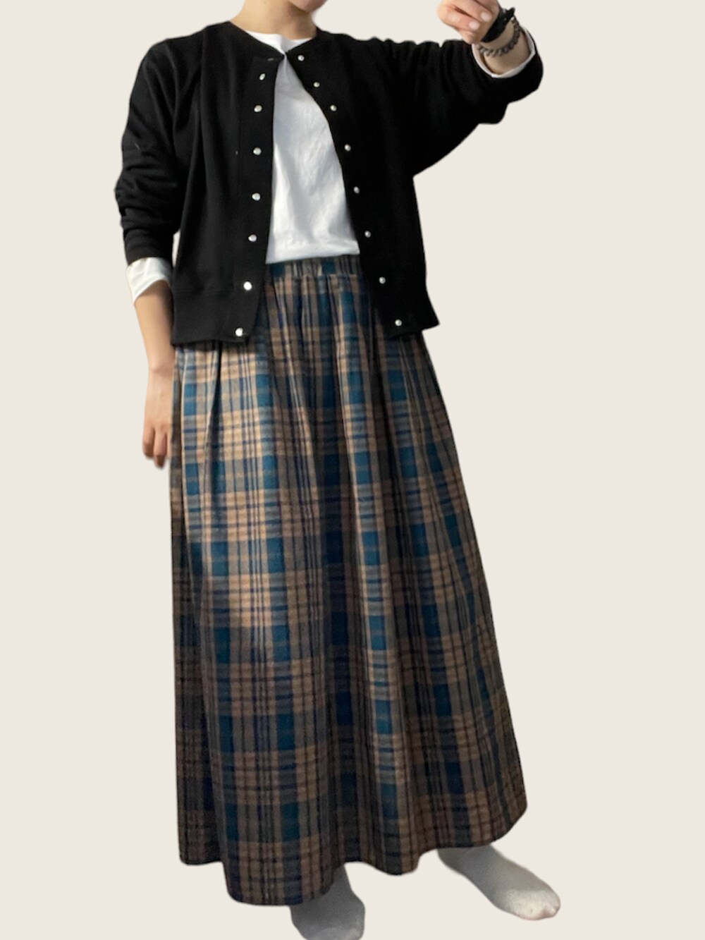 「SHOO・LA・RUEのアイテム（カーディガン/ボレロ、ブラック系）」を使った、Tomomi  Kannoさん（レディース・161cm）の冬コーディネートの2枚目の写真