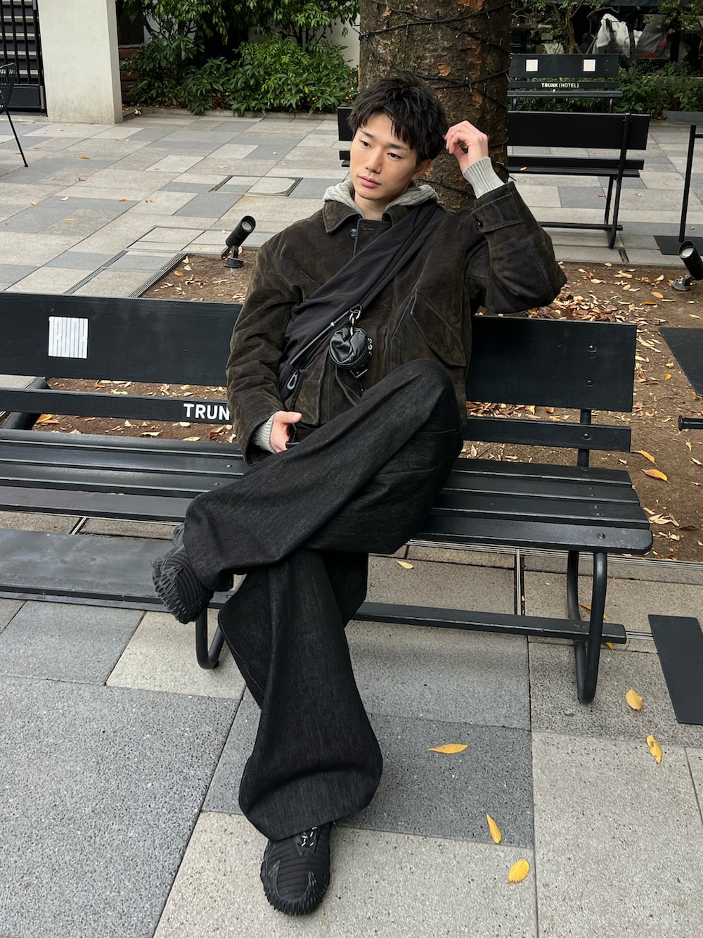 グリーン系のジャケット/アウター、ブラック系のデニムパンツ、ブラック系のスニーカーを着用したメンズの冬コーディネートの2枚目の写真