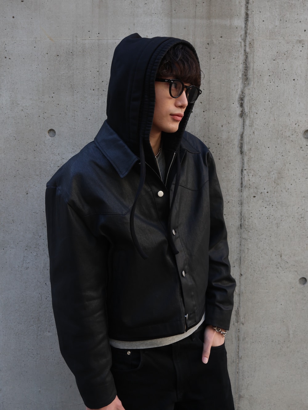 ブラック系のローファー、ブラック系のトートバッグを着用したメンズの春コーディネートの2枚目の写真