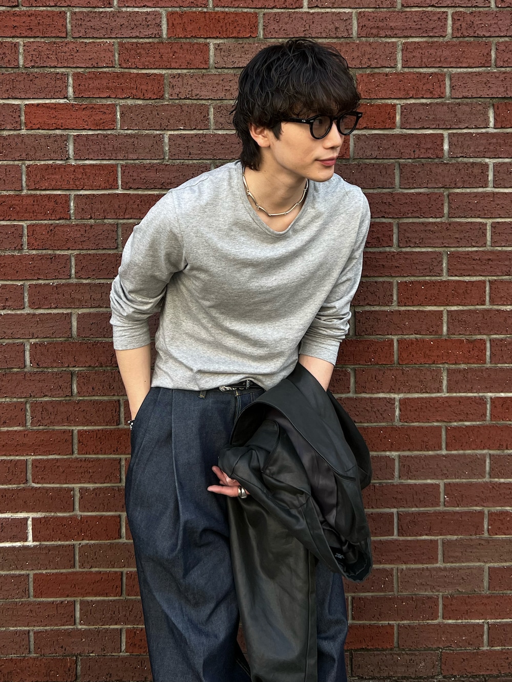 ブラック系のローファー、ブラック系のベルトを着用したメンズの春コーディネートの2枚目の写真
