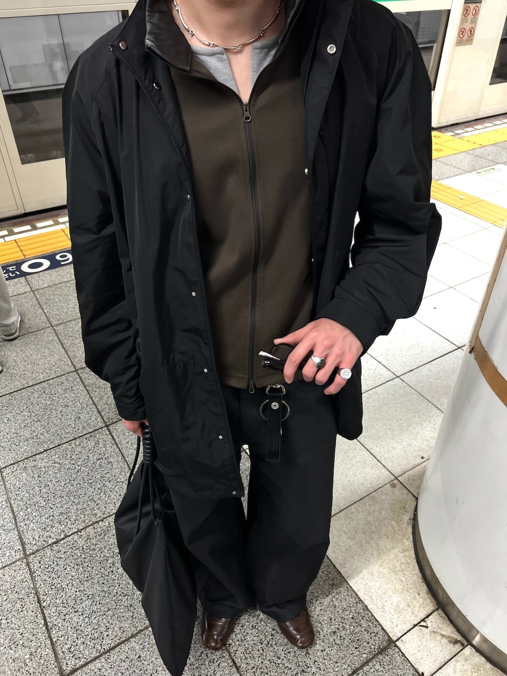 ブラウン系のシューズ、ブラック系のデニムパンツ、ブラウン系のトップスを着用したメンズの春コーディネートの2枚目の写真