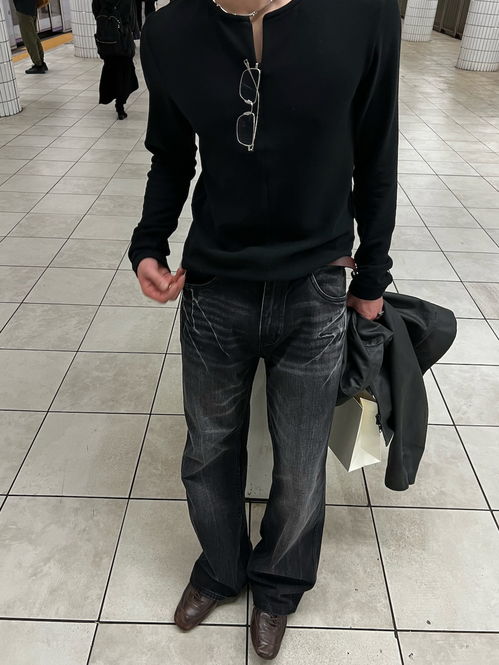 ブラウン系のベルトを着用したメンズの春コーディネートの2枚目の写真