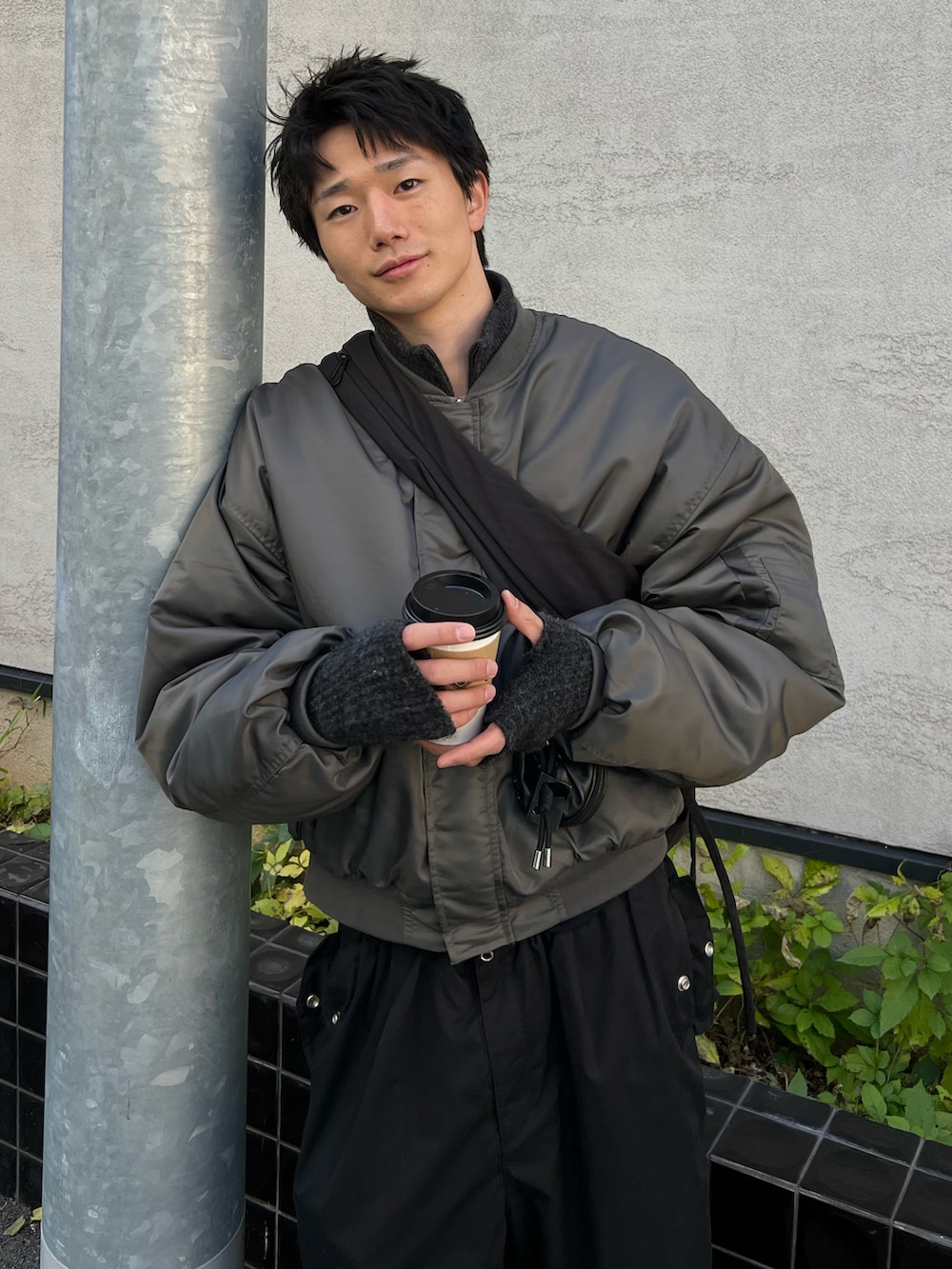 グリーン系のMA-1、ブラック系のその他パンツ、ブラック系のバッグを着用したメンズの冬コーディネートの2枚目の写真