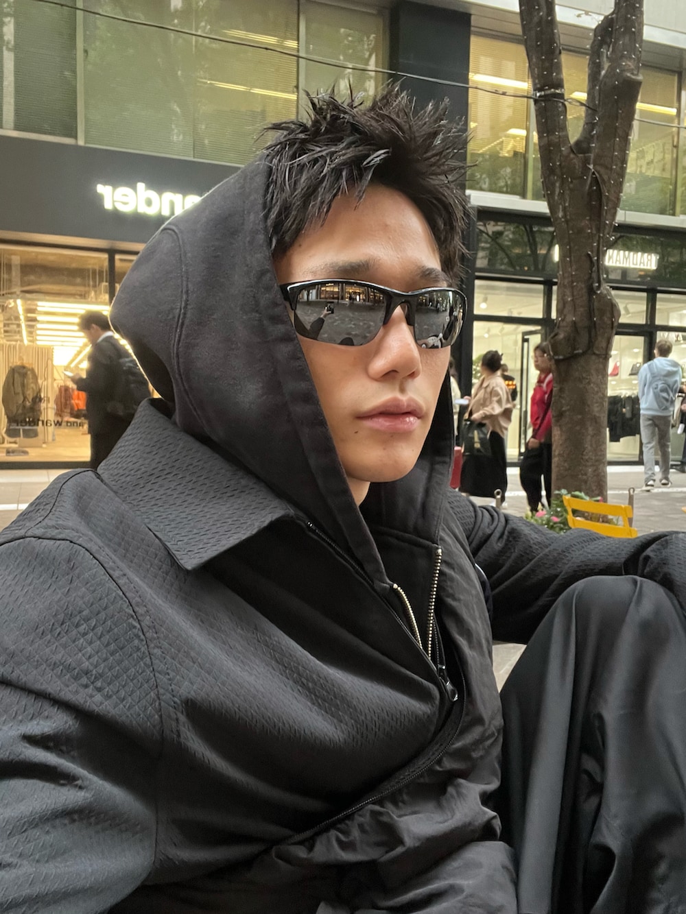 ブラック系のその他パンツ、ブラック系のブルゾン、ブラック系のジャケット/アウターを着用したメンズの秋コーディネートの2枚目の写真