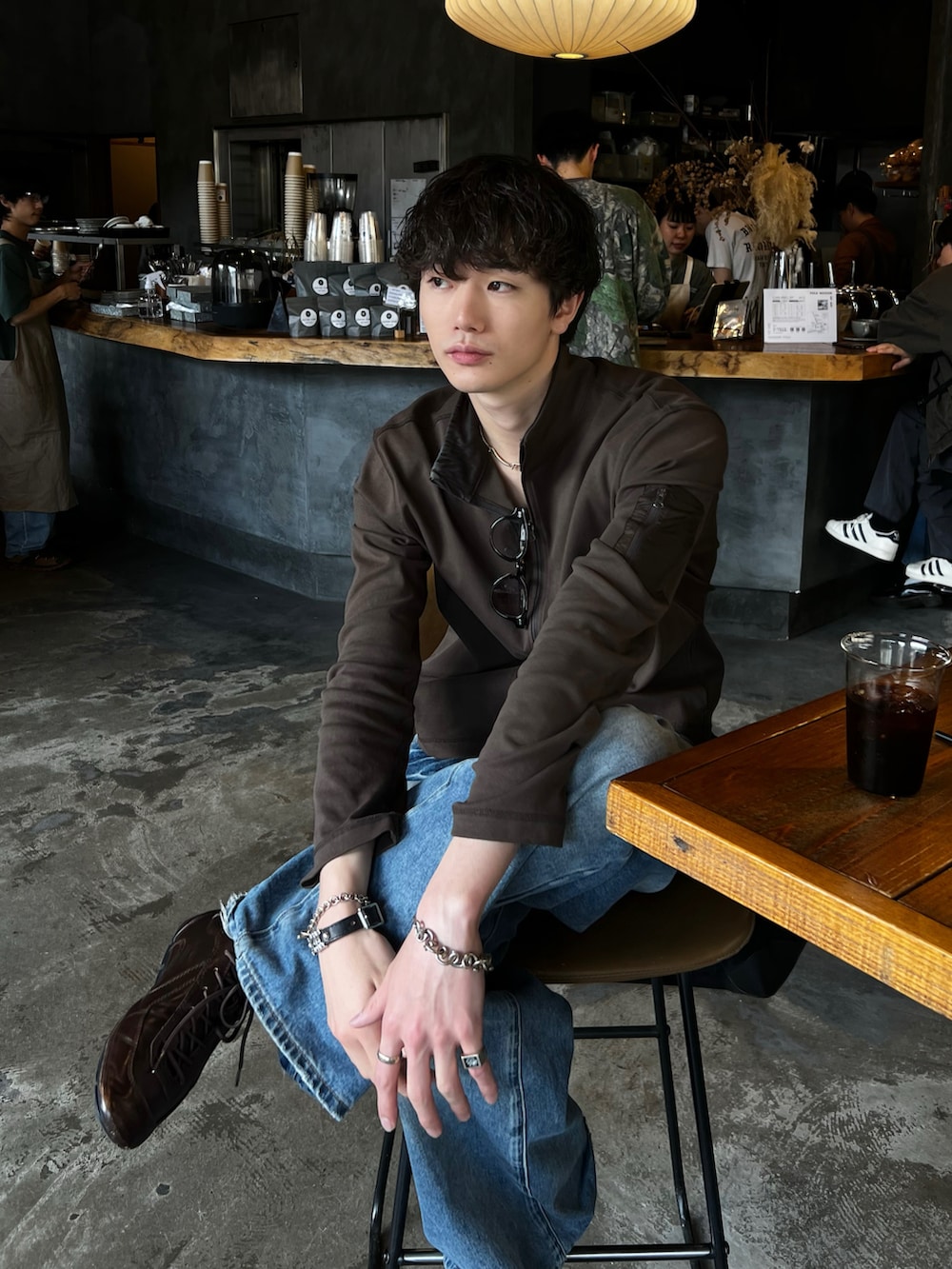 ブルー系のデニムパンツ、ブラウン系のシューズ、ブラウン系のベルトを着用したメンズの春コーディネートの2枚目の写真