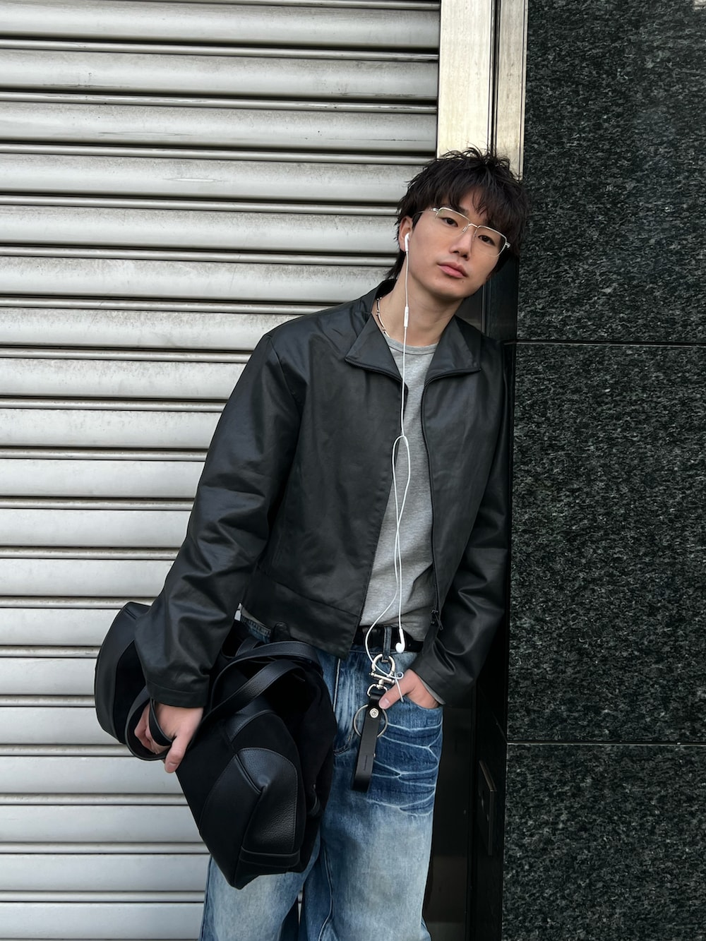 ブラック系のローファー、ブルー系のデニムパンツ、ブラック系のキーホルダーを着用したメンズの冬コーディネートの2枚目の写真