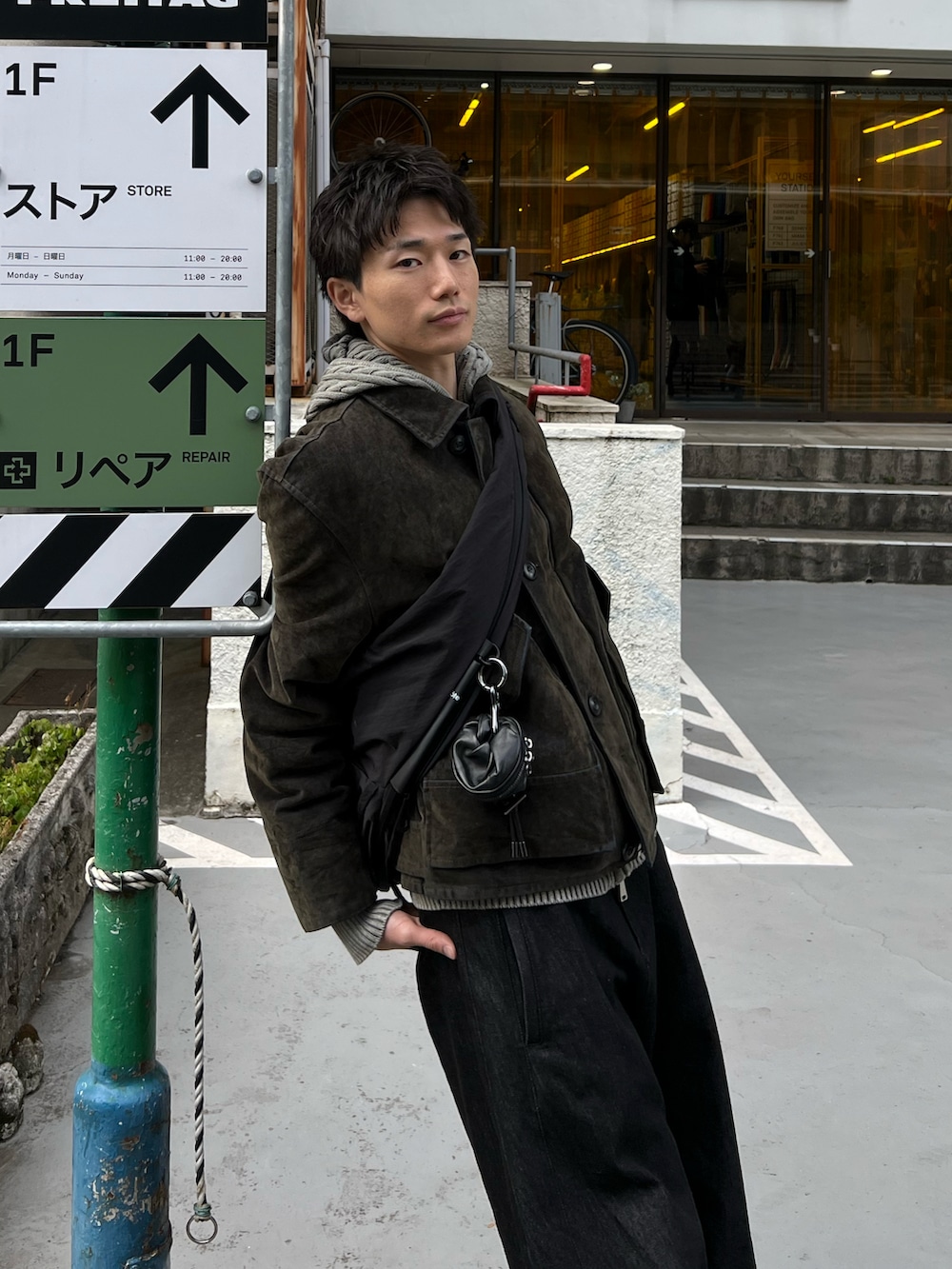 グリーン系のジャケット/アウター、ブラック系のデニムパンツ、ブラック系のスニーカーを着用したメンズの冬コーディネートの4枚目の写真