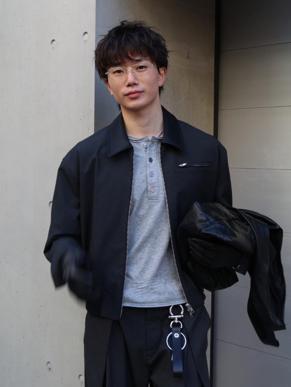 ブラック系のローファー、ブラック系のスラックスを着用したメンズの冬コーディネートの2枚目の写真