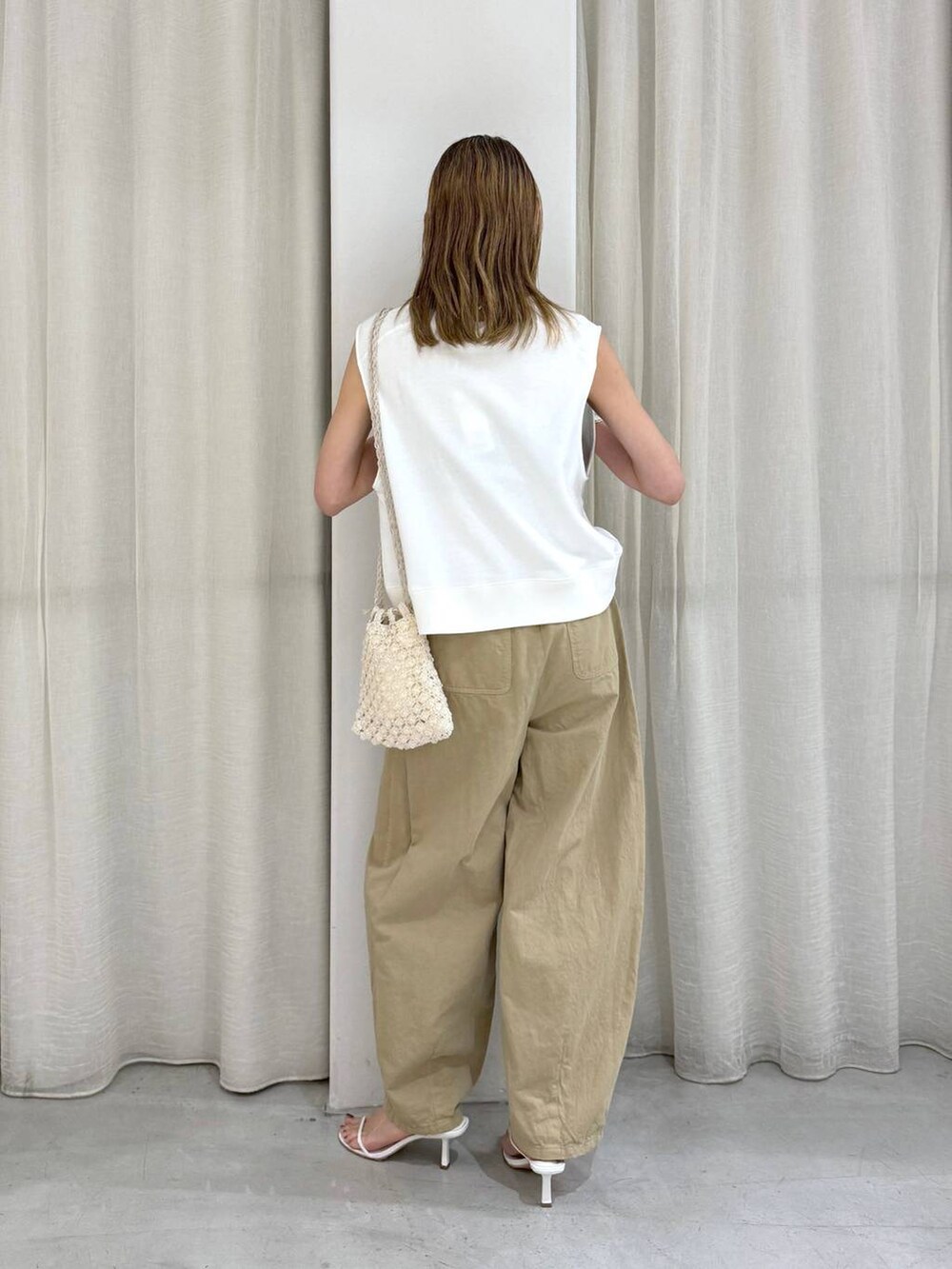 ベージュ系のその他パンツ、ホワイト系のTシャツ/カットソーを着用したレディースの夏コーディネートの7枚目の写真