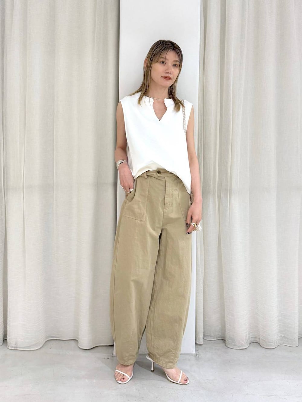 ベージュ系のその他パンツ、ホワイト系のTシャツ/カットソーを着用したレディースの夏コーディネートの4枚目の写真