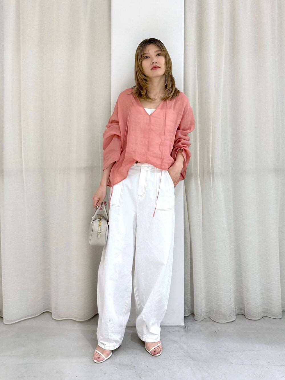 ピンク系のシャツ/ブラウス、グレー系のショルダーバッグ、ホワイト系のその他パンツを着用したレディースの夏コーディネートの4枚目の写真