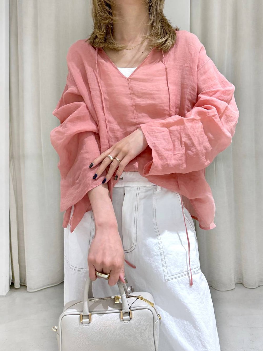 ピンク系のシャツ/ブラウス、グレー系のショルダーバッグ、ホワイト系のその他パンツを着用したレディースの夏コーディネートの8枚目の写真