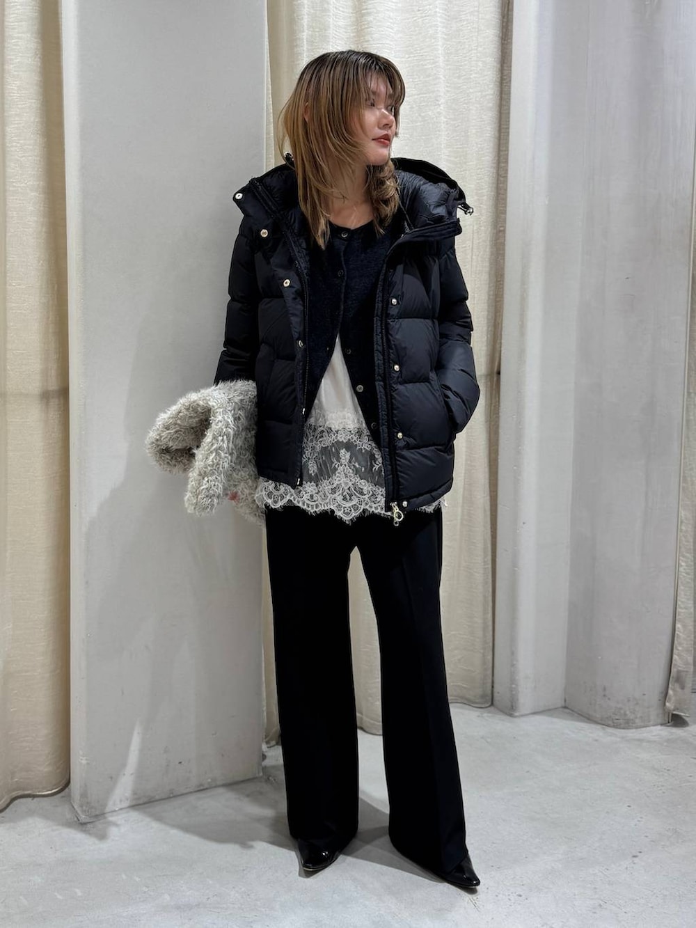 グレー系のカーディガン/ボレロ、ブラック系のその他パンツ、ホワイト系のキャミソールを着用したレディースの秋コーディネートの2枚目の写真