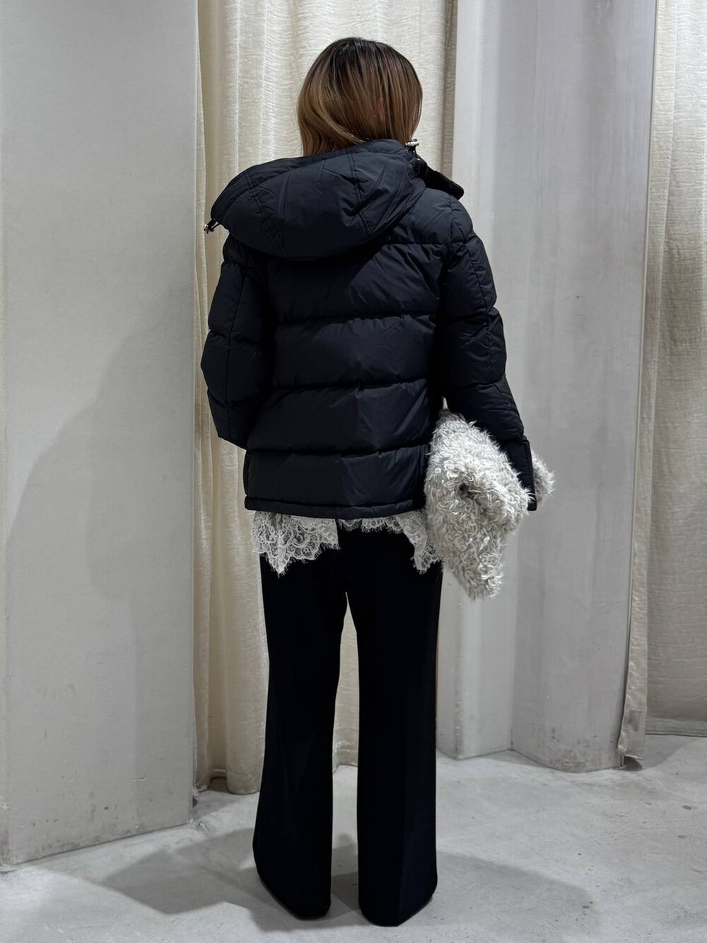 グレー系のカーディガン/ボレロ、ブラック系のその他パンツ、ホワイト系のキャミソールを着用したレディースの秋コーディネートの5枚目の写真