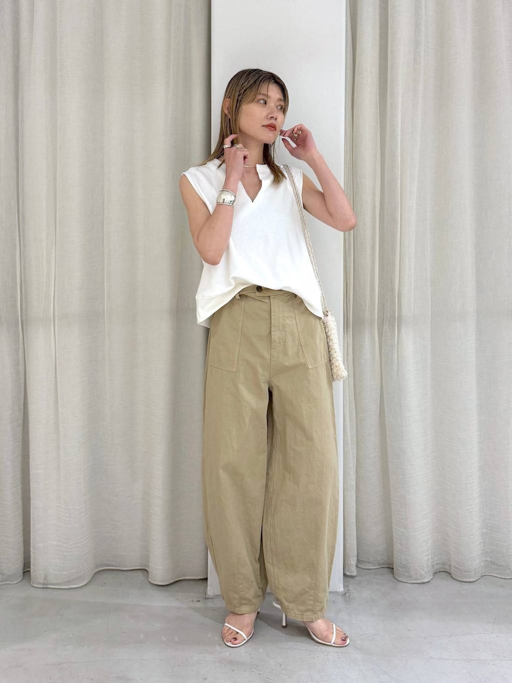 ベージュ系のその他パンツ、ホワイト系のTシャツ/カットソーを着用したレディースの夏コーディネートの5枚目の写真