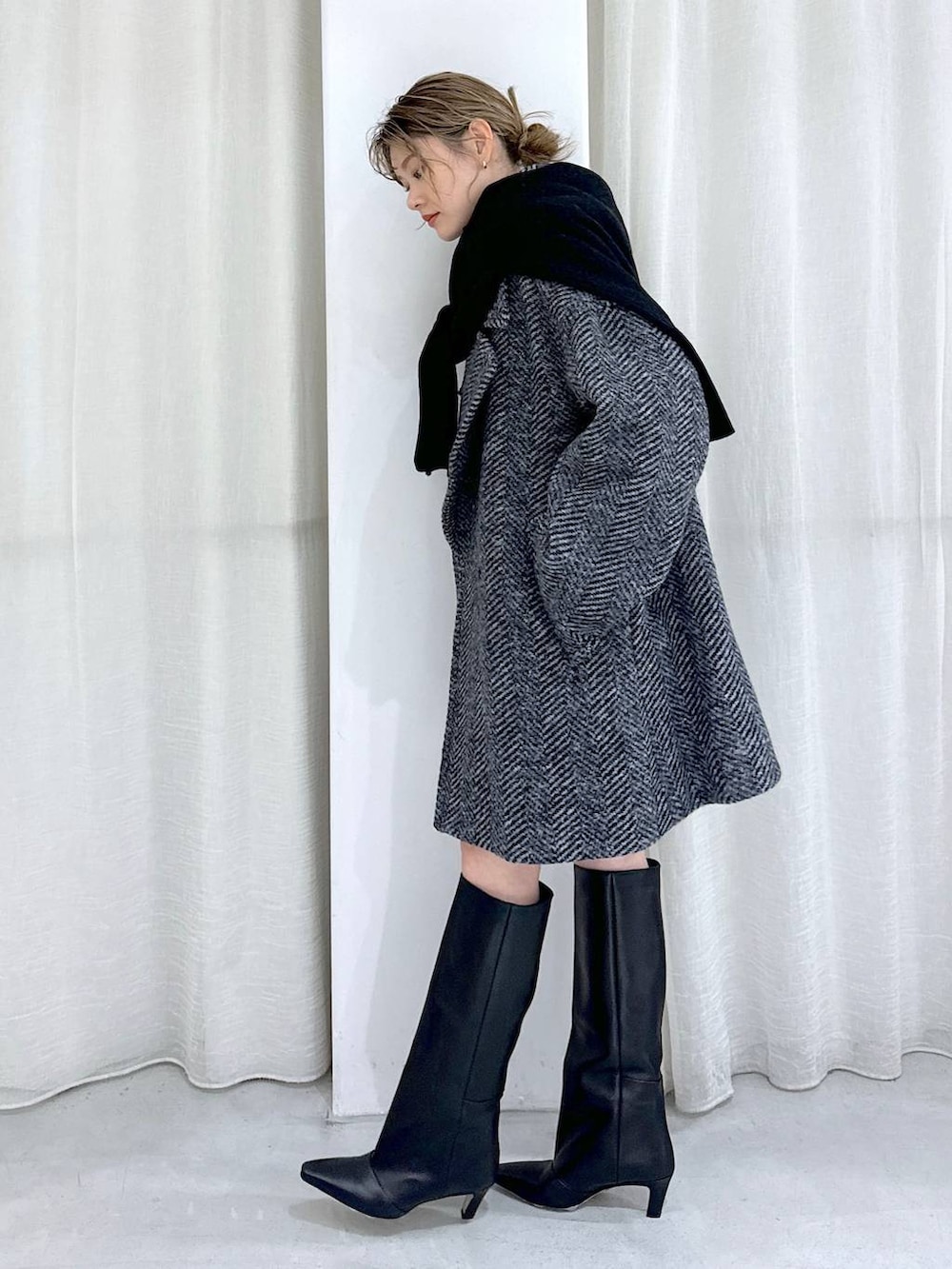 グレー系のニット/セーター、ブルー系のシャツ/ブラウス、その他のピーコートを着用したレディースの冬コーディネートの6枚目の写真