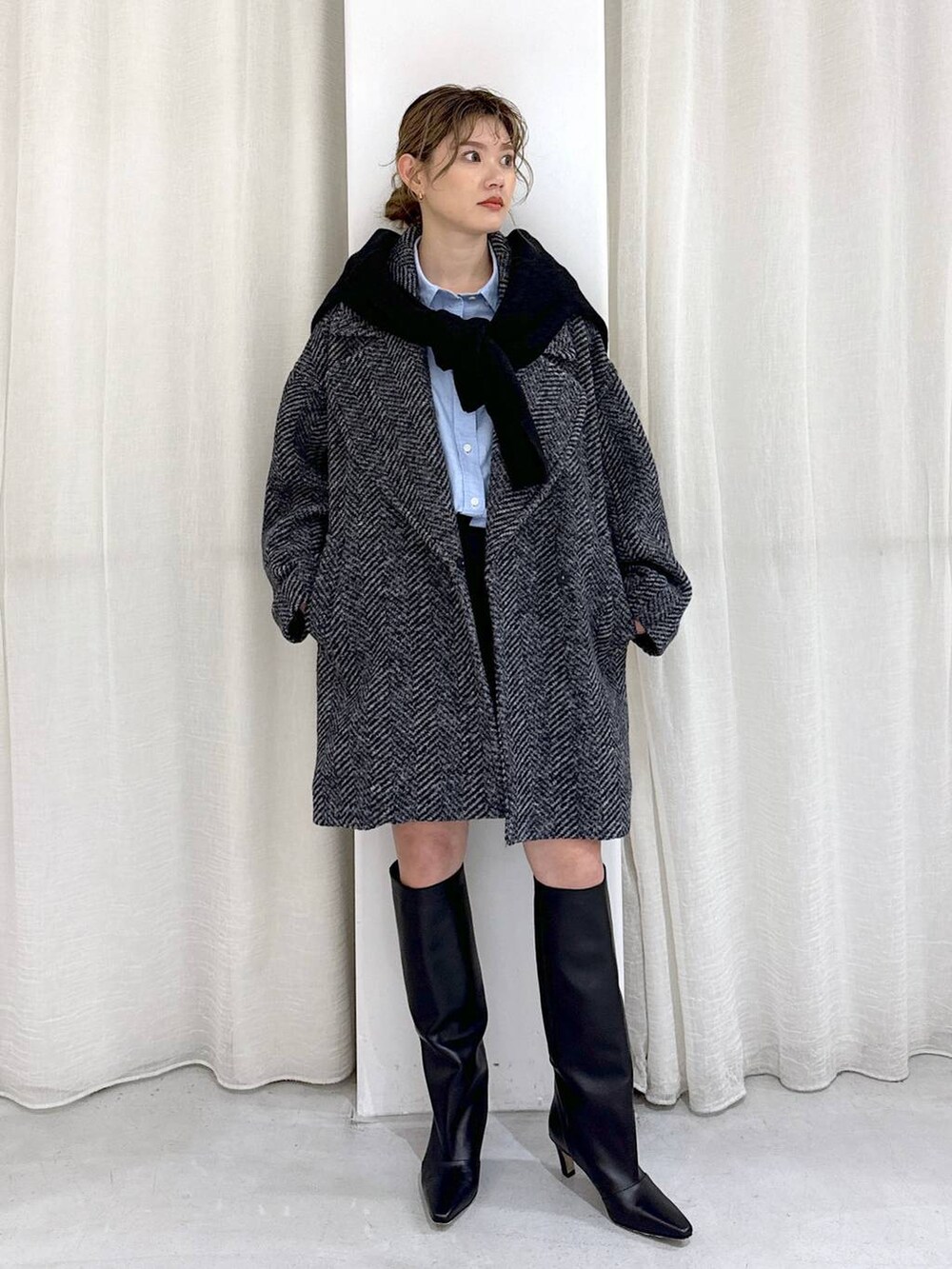 グレー系のニット/セーター、ブルー系のシャツ/ブラウス、その他のピーコートを着用したレディースの冬コーディネートの3枚目の写真