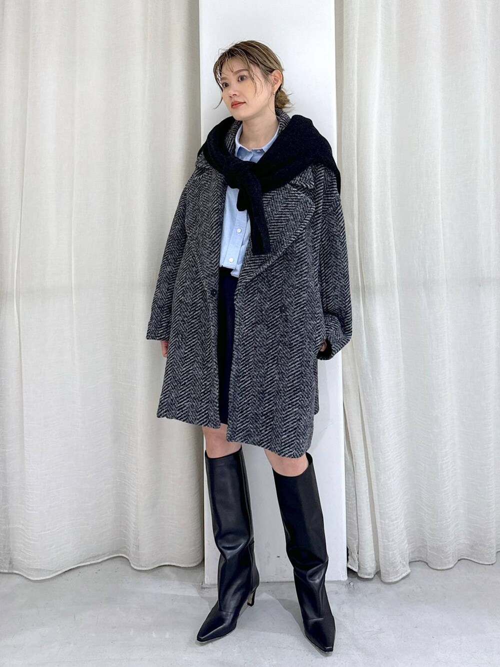 グレー系のニット/セーター、ブルー系のシャツ/ブラウス、その他のピーコートを着用したレディースの冬コーディネートの4枚目の写真