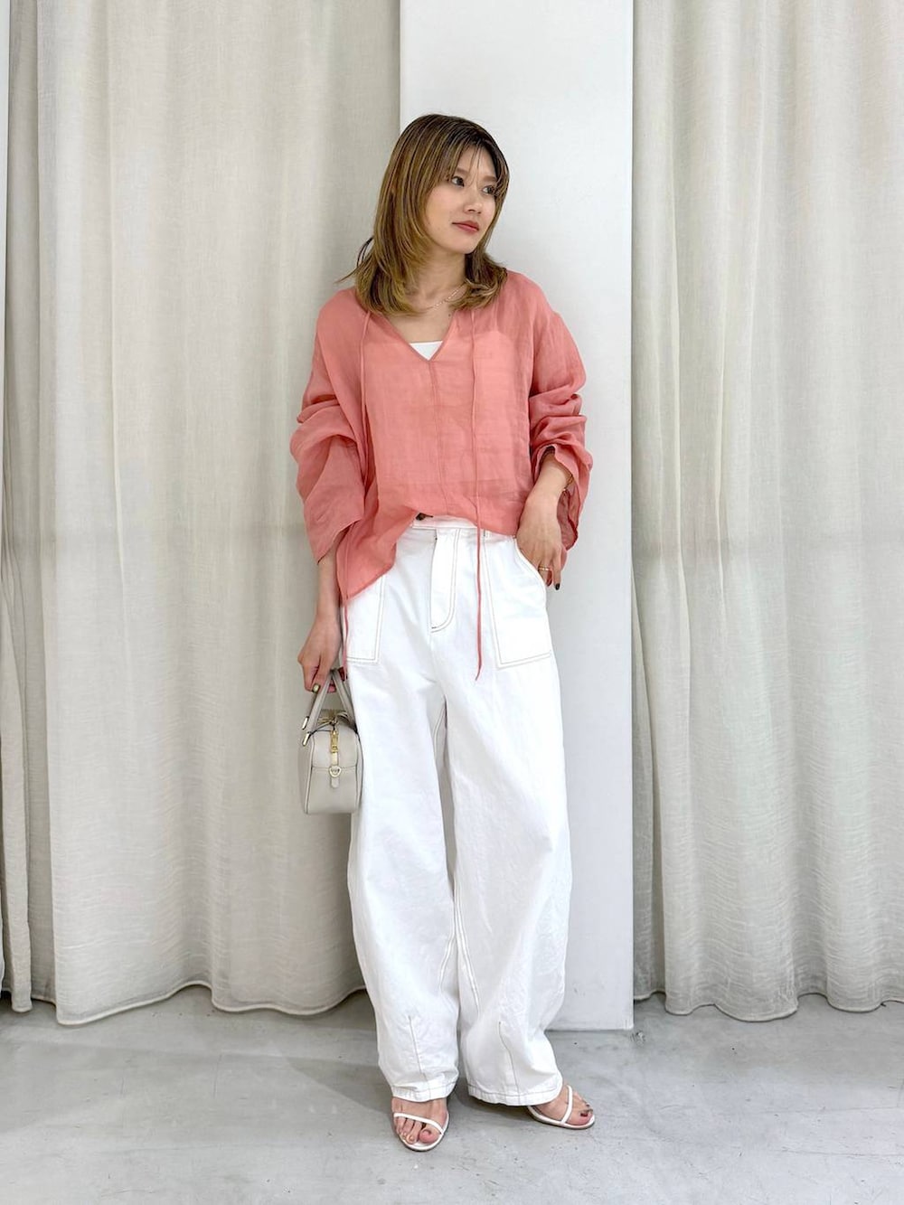 ピンク系のシャツ/ブラウス、グレー系のショルダーバッグ、ホワイト系のその他パンツを着用したレディースの夏コーディネートの7枚目の写真